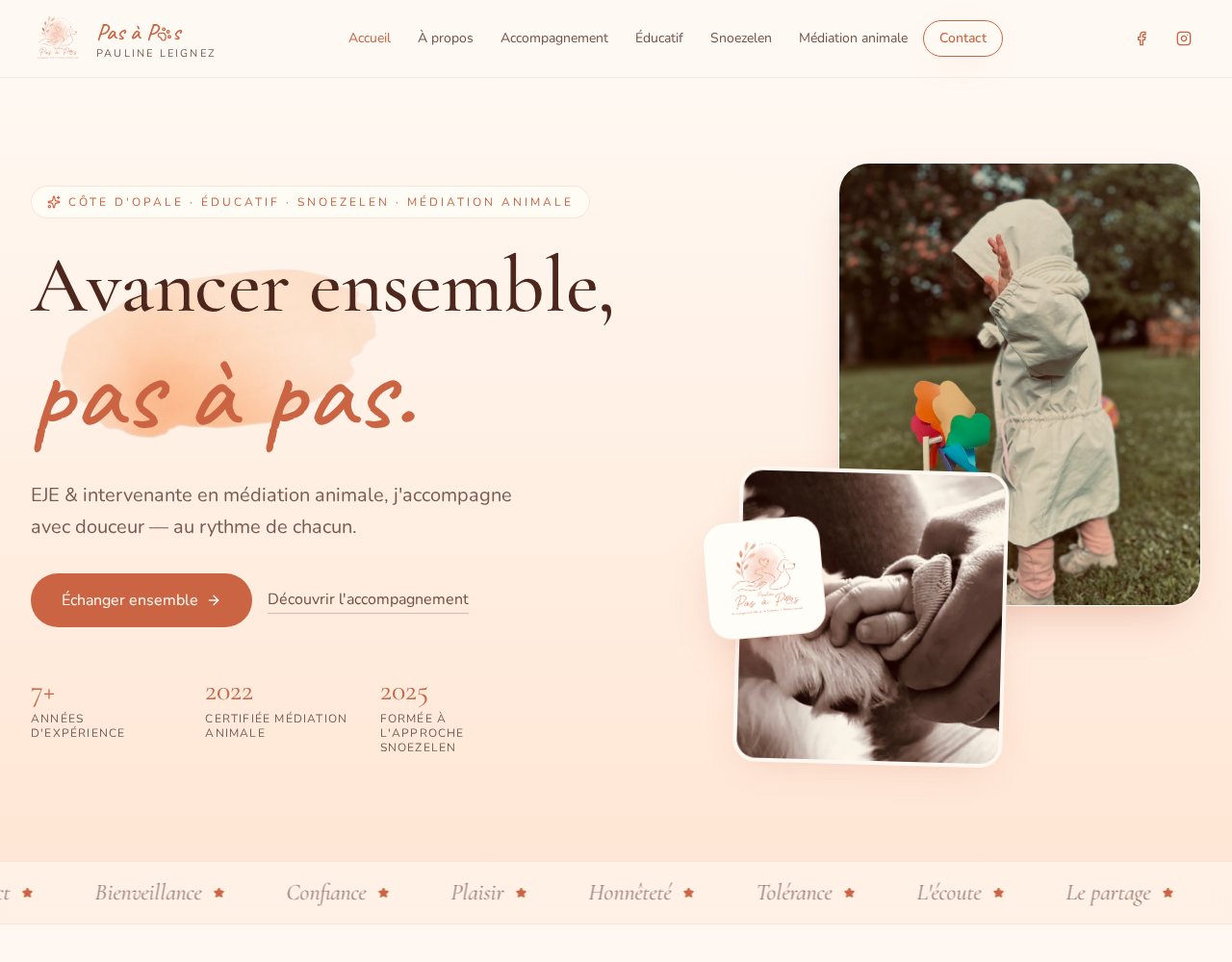 Page d'accueil du site Pas à Pas, aux tons terracotta, avec les approches accessibles depuis la navigation