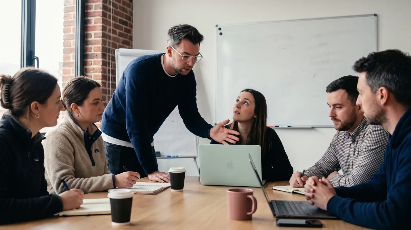 Maxime Raux montre une instruction à une participante pendant une formation IA dans une entreprise de la Côte d'Opale