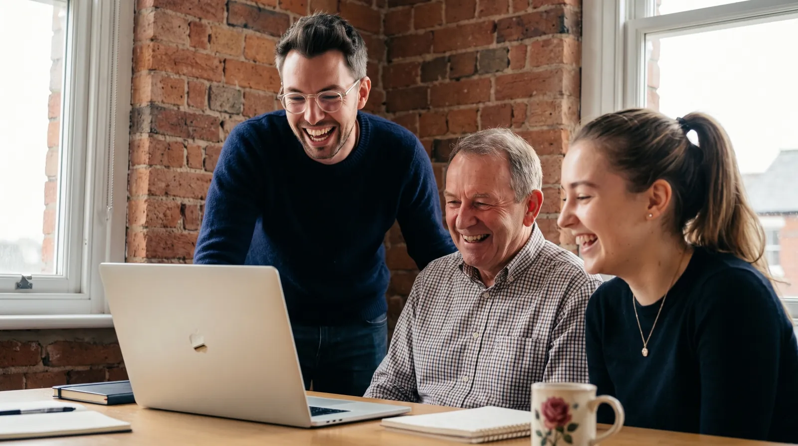 Trois participants rient devant le résultat affiché sur leur ordinateur pendant l'atelier