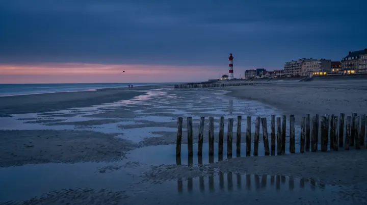 Plage de Berck-sur-Mer et son phare à marée basse