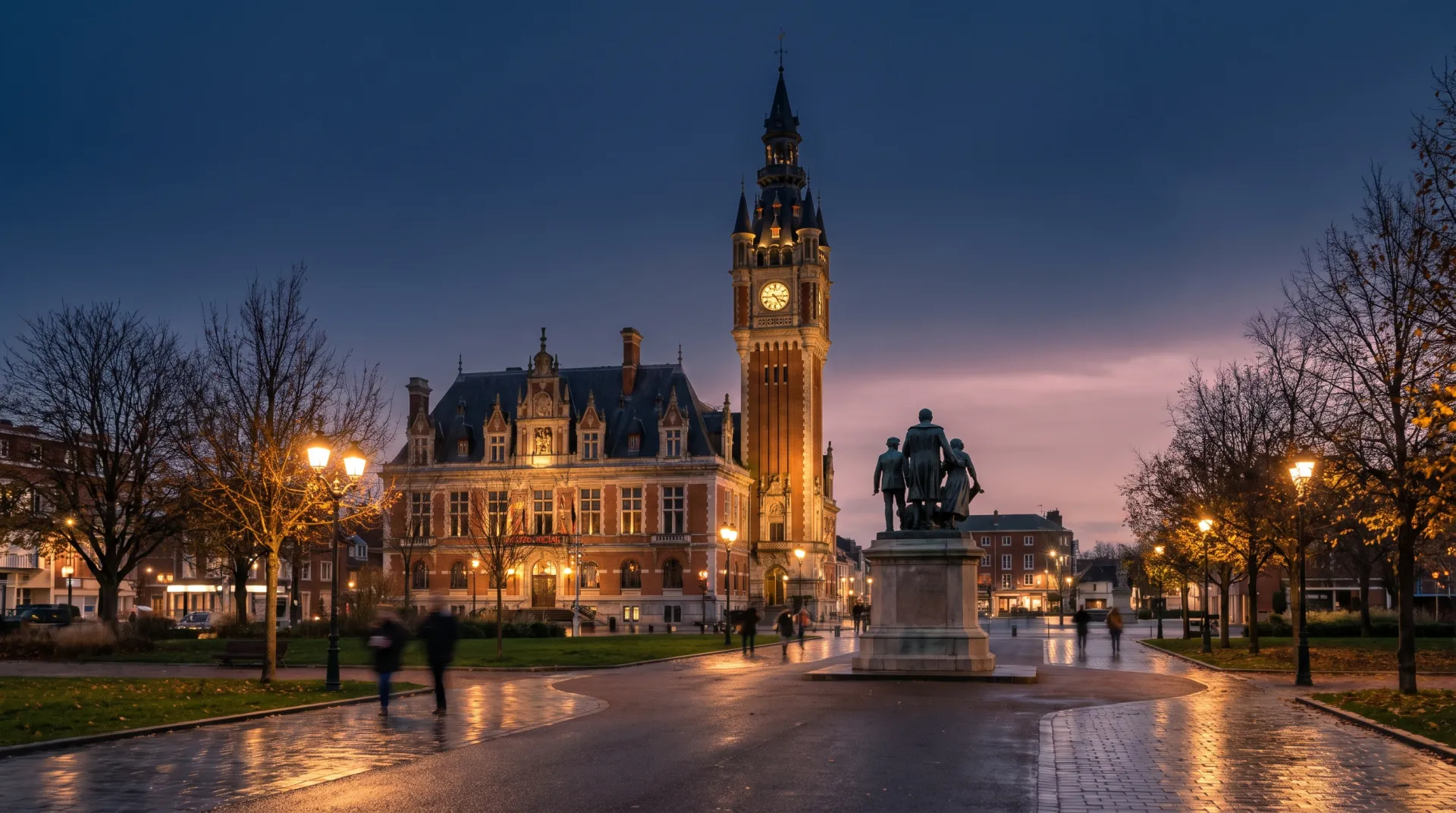 Le beffroi de l'hôtel de ville de Calais illuminé à la tombée du jour